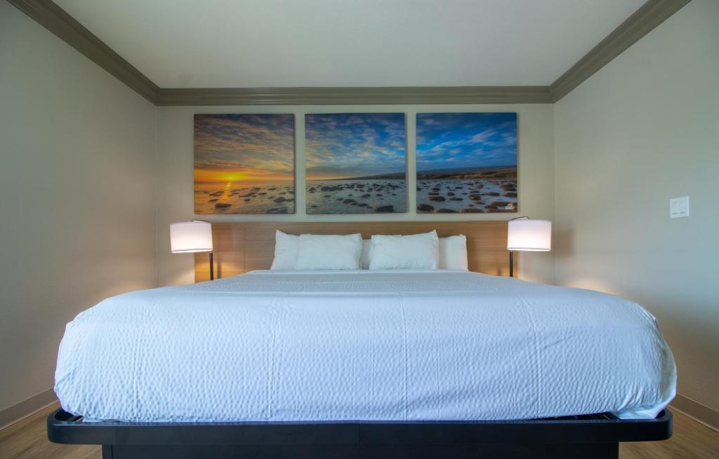 Postel nebo postele na pokoji v ubytování Days Inn by Wyndham Carlsbad