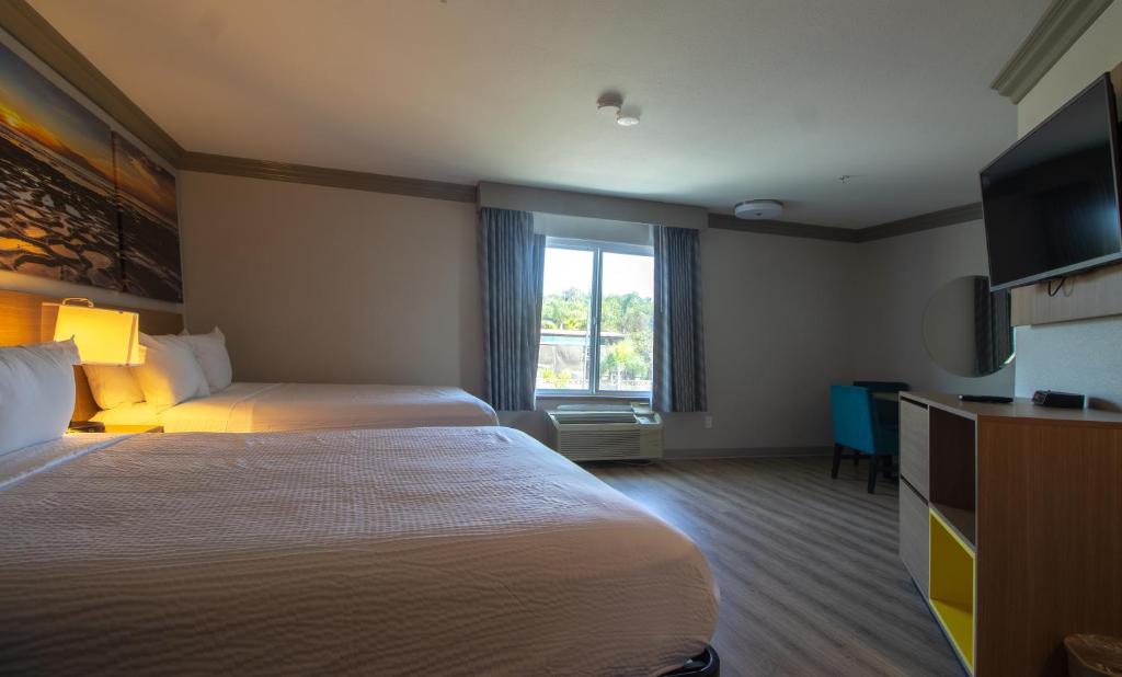 Postel nebo postele na pokoji v ubytování Days Inn by Wyndham Carlsbad