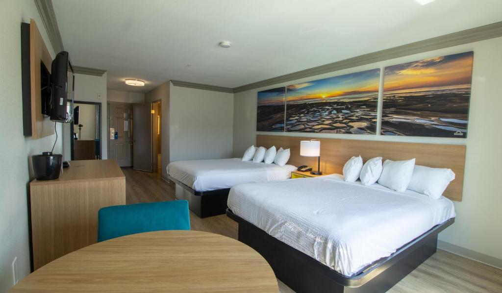 Postel nebo postele na pokoji v ubytování Days Inn by Wyndham Carlsbad
