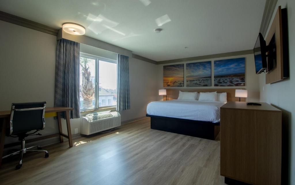 Postel nebo postele na pokoji v ubytování Days Inn by Wyndham Carlsbad