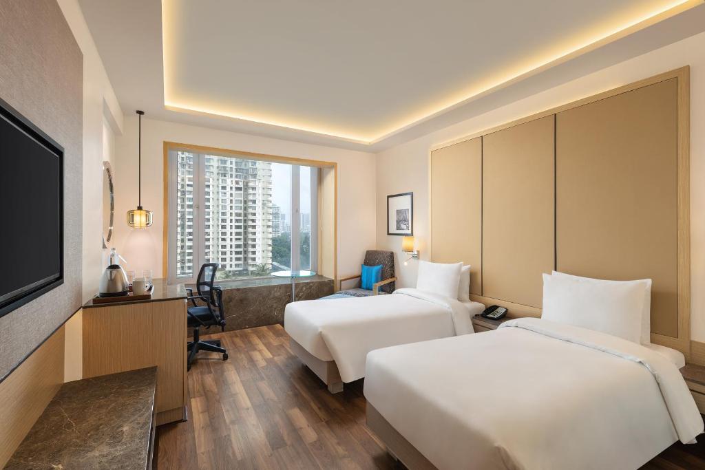 Postel nebo postele na pokoji v ubytování Radisson Mumbai Goregaon