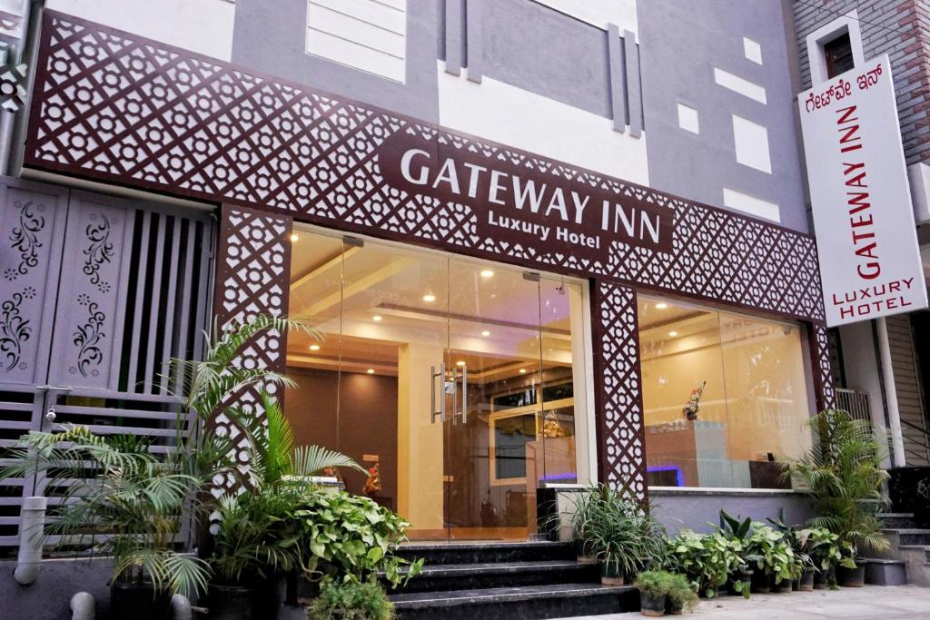 un bâtiment avec un panneau indiquant l'auberge catwalk dans l'établissement Gateway Inn, à Bangalore