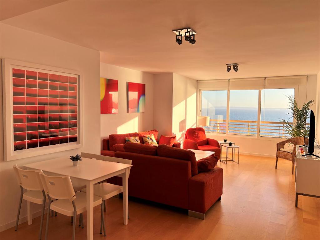 sala de estar con sofá y mesa en Apartamento Beach & Chic Cabo Huertas, en Alicante