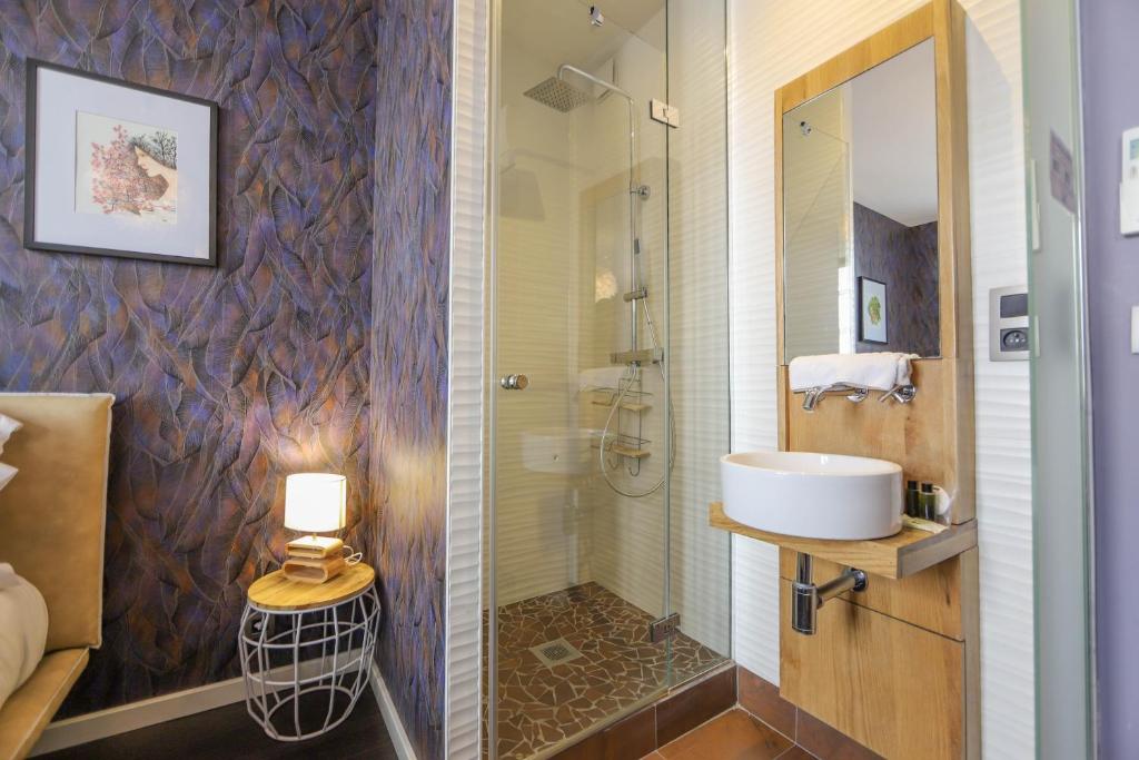Kúpeľňa v ubytovaní L'Eau Vive Jacuzzi et Sauna en vieille ville 5