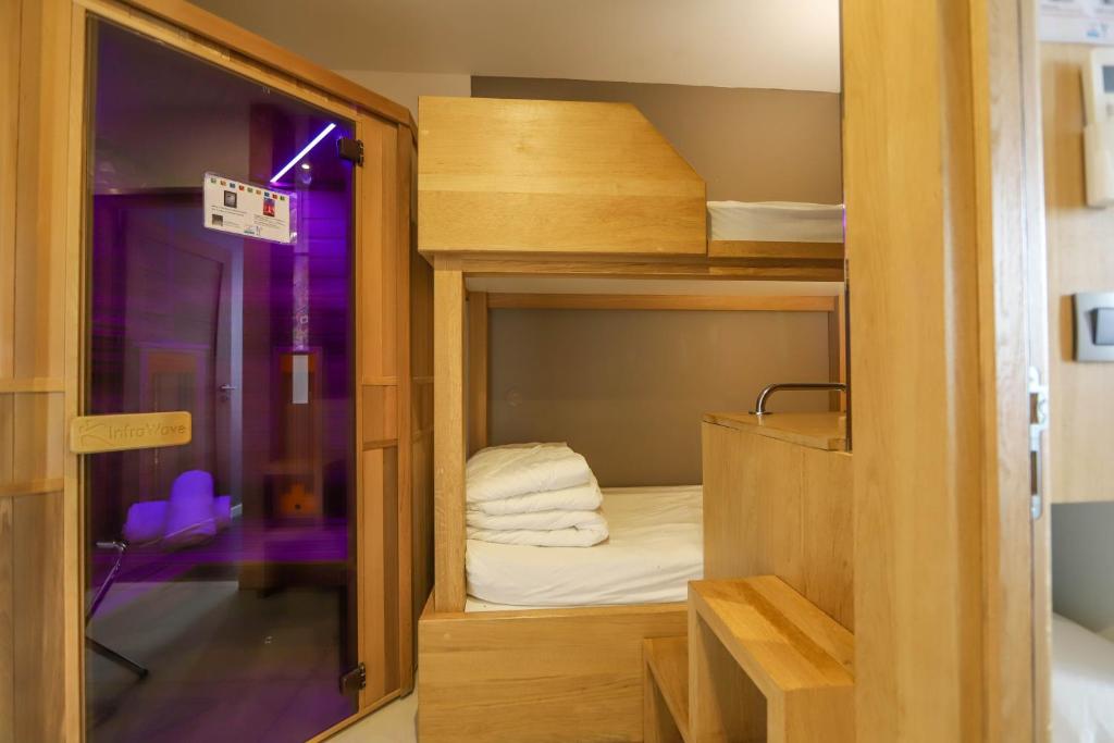 Posteľ alebo postele v izbe v ubytovaní L'Eau Vive Jacuzzi et Sauna en vieille ville 5