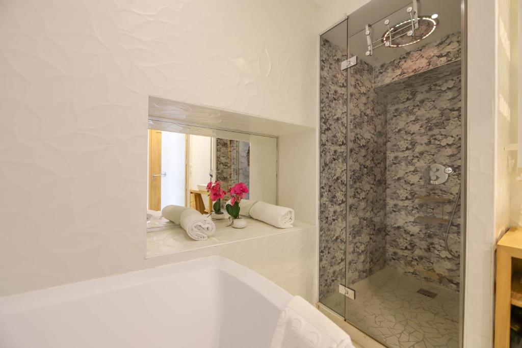 Kúpeľňa v ubytovaní L'Eau Vive Jacuzzi et Sauna en vieille ville 5