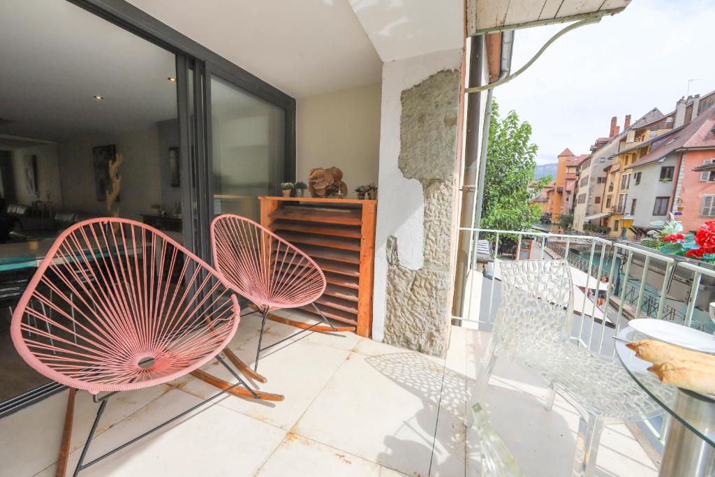 Balkón alebo terasa v ubytovaní L'Eau Vive Jacuzzi et Sauna en vieille ville 5