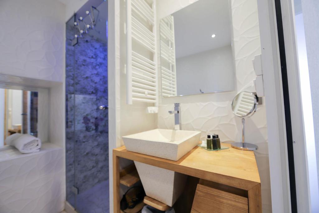 Kúpeľňa v ubytovaní L'Eau Vive Jacuzzi et Sauna en vieille ville 5