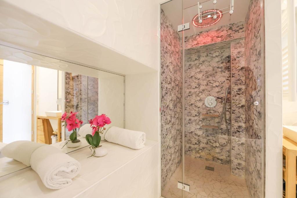 Kúpeľňa v ubytovaní L'Eau Vive Jacuzzi et Sauna en vieille ville 5