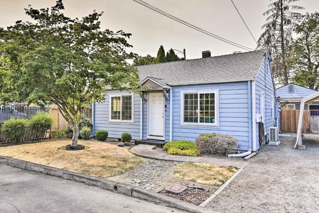 Vacation Home Happy Rock Home Walk to Clackamas River!, Gladstone, OR