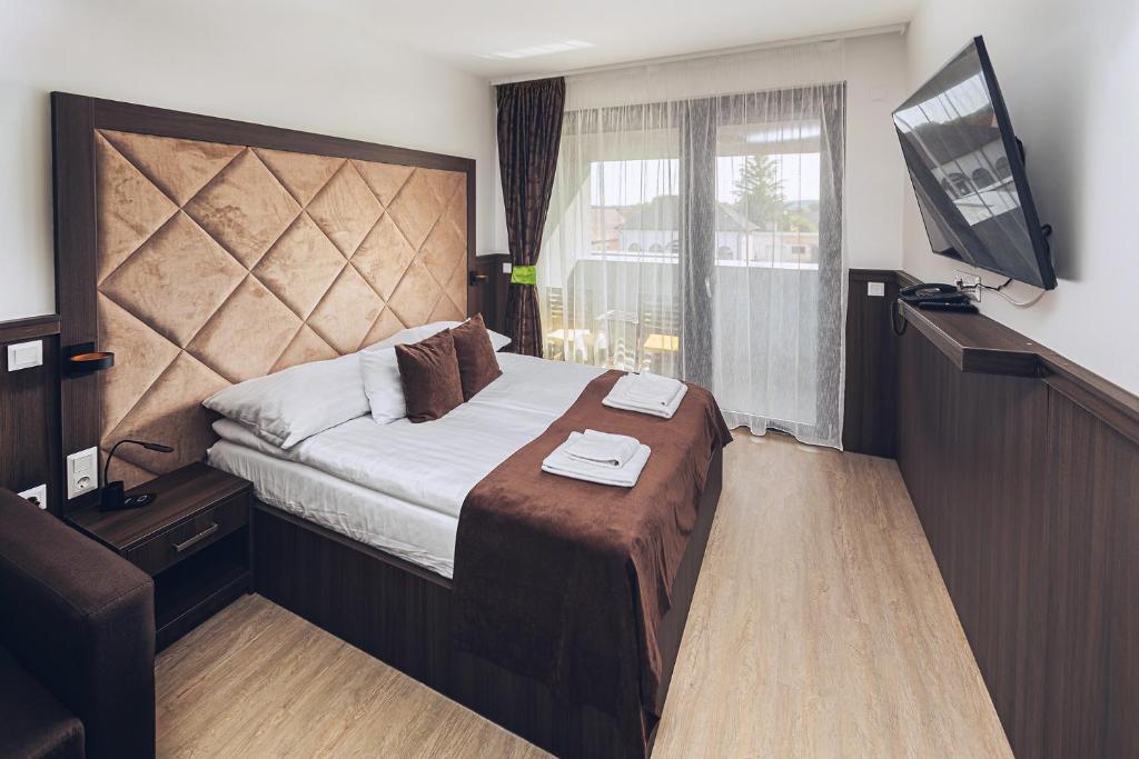 Postel nebo postele na pokoji v ubytování Park Boutique Hotel Bük-Bükfürdő