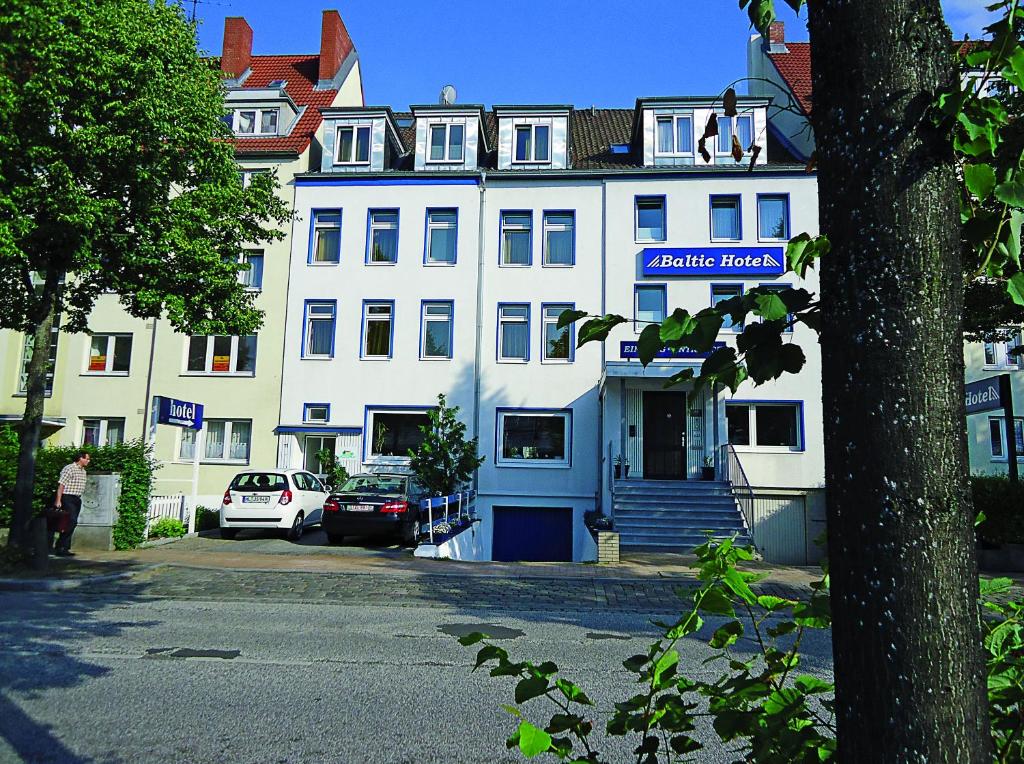 um grande edifício branco com um cartaz em Baltic Hotel Lübeck em Lübeck