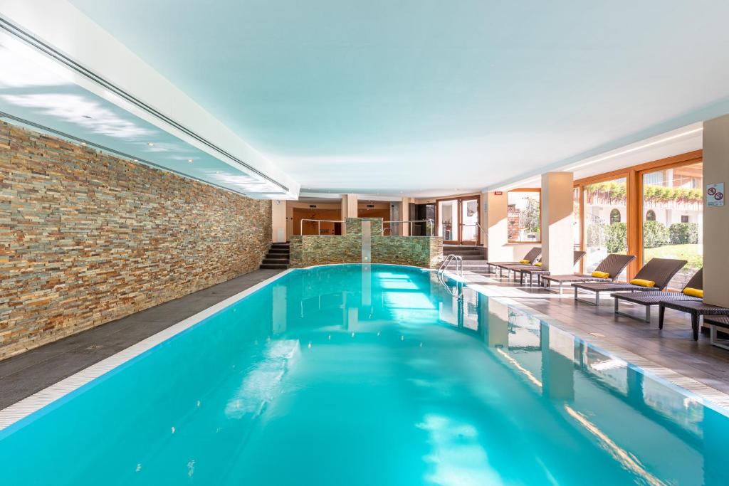 Bazén v ubytování Hotel La Perla nebo v jeho okolí