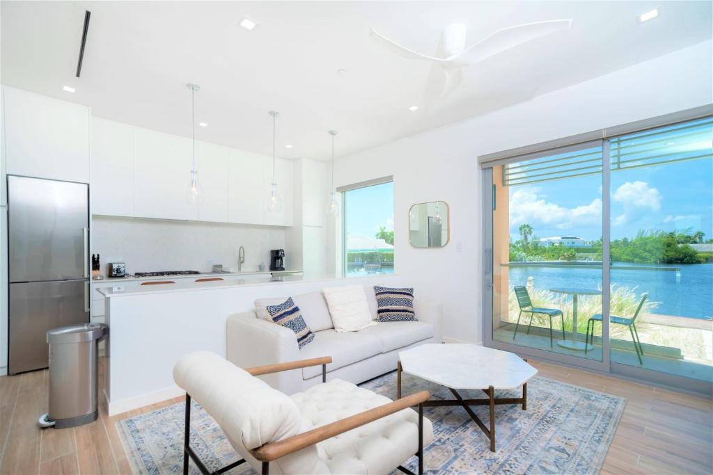 Kuchyň nebo kuchyňský kout v ubytování Cayman Luxury Rentals at One Canal Point