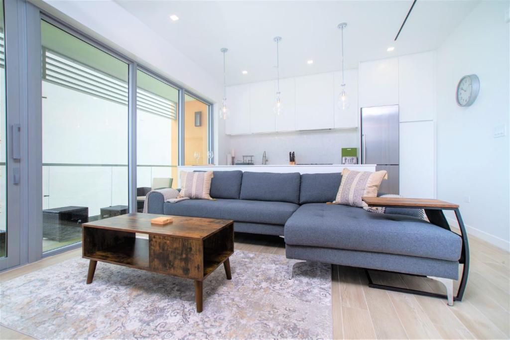 Posezení v ubytování Cayman Luxury Rentals at One Canal Point