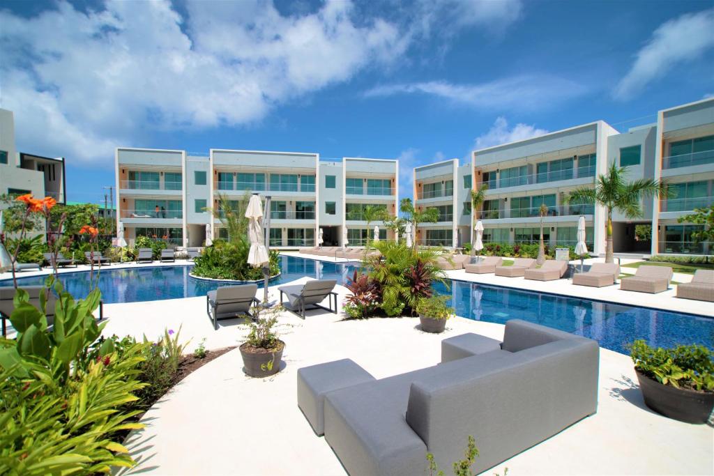 Bazén v ubytování Cayman Luxury Rentals at One Canal Point nebo v jeho okolí
