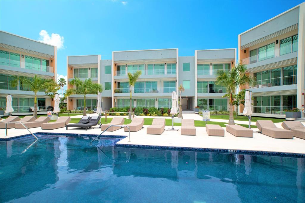 Bazén v ubytování Cayman Luxury Rentals at One Canal Point nebo v jeho okolí