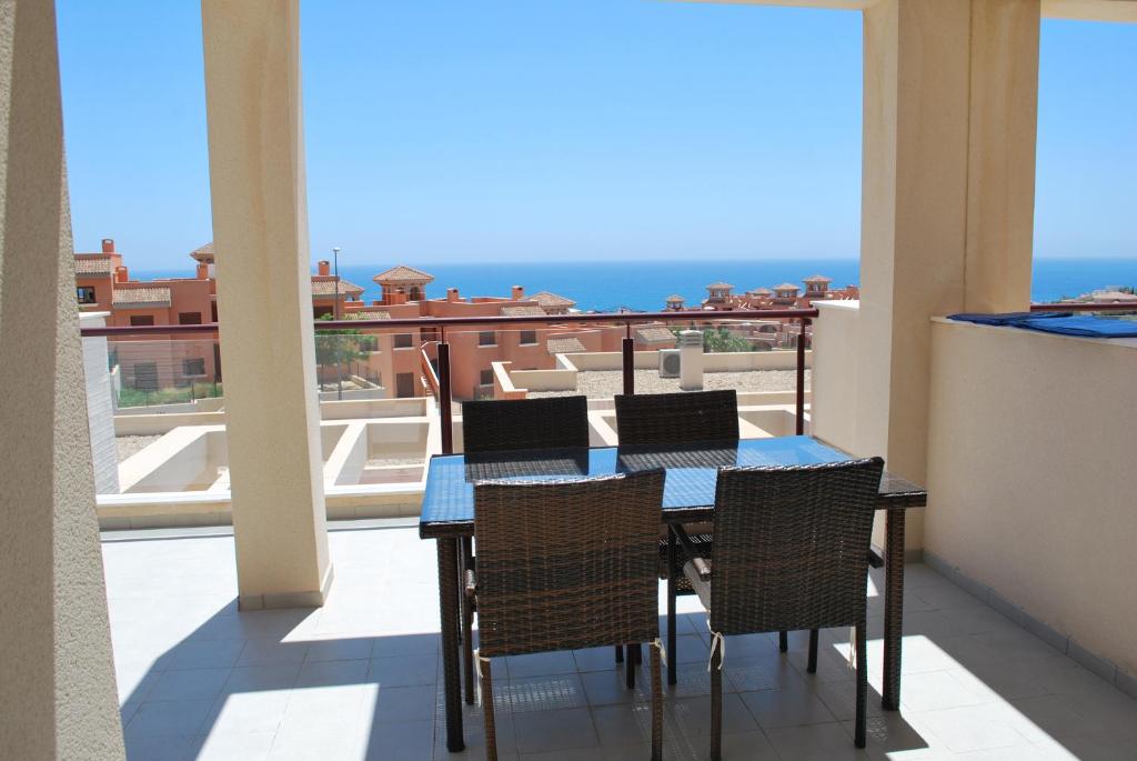 イスラ・プラナにあるApartment Mojon Hillsのテーブルと椅子、海の景色を望むバルコニー
