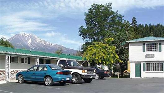 two cars parked in a parking lot in front of a building at Hi-Lo Motel, Cafe and RV Park in Weed