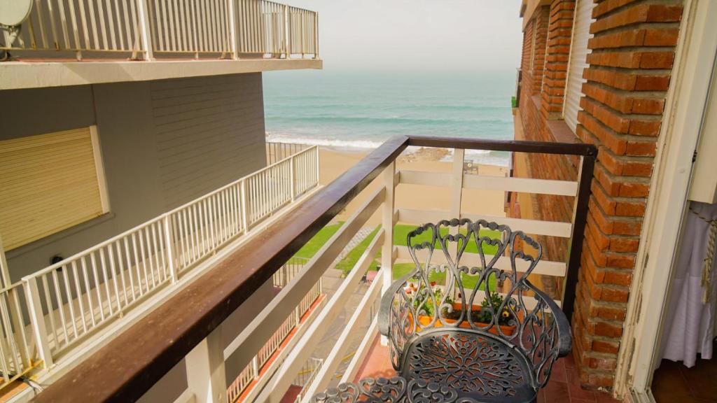 a balcony with a vase with plants in it at Departamento en la PLAYA Y CENTRO de Miramar para 3 personas in Miramar
