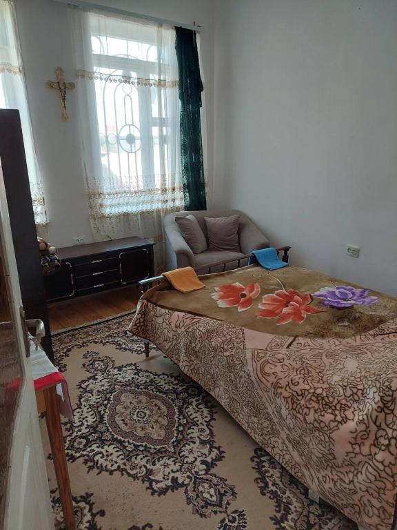 1 dormitorio con 1 cama y 1 sofá en una habitación en Mazmanyan 181, en Gyumri