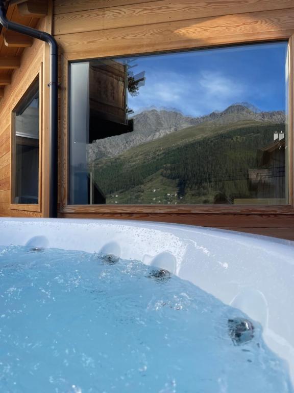 Nespecifikovaný výhled na hory nebo výhled na hory při pohledu z hotelu