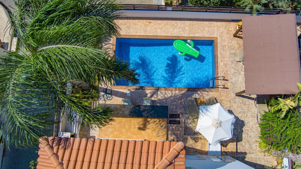 Villa Sirena, Pernera, Valentino
