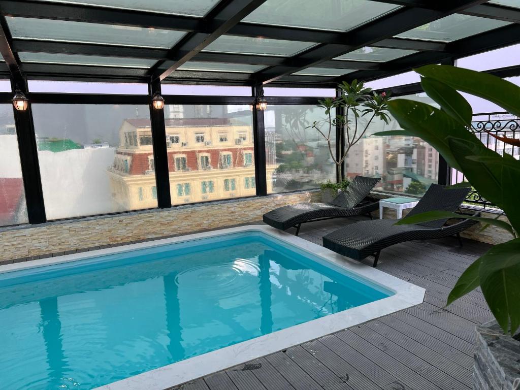 - une piscine au-dessus d'un bâtiment dans l'établissement Skylark Hotel, à Hanoï
