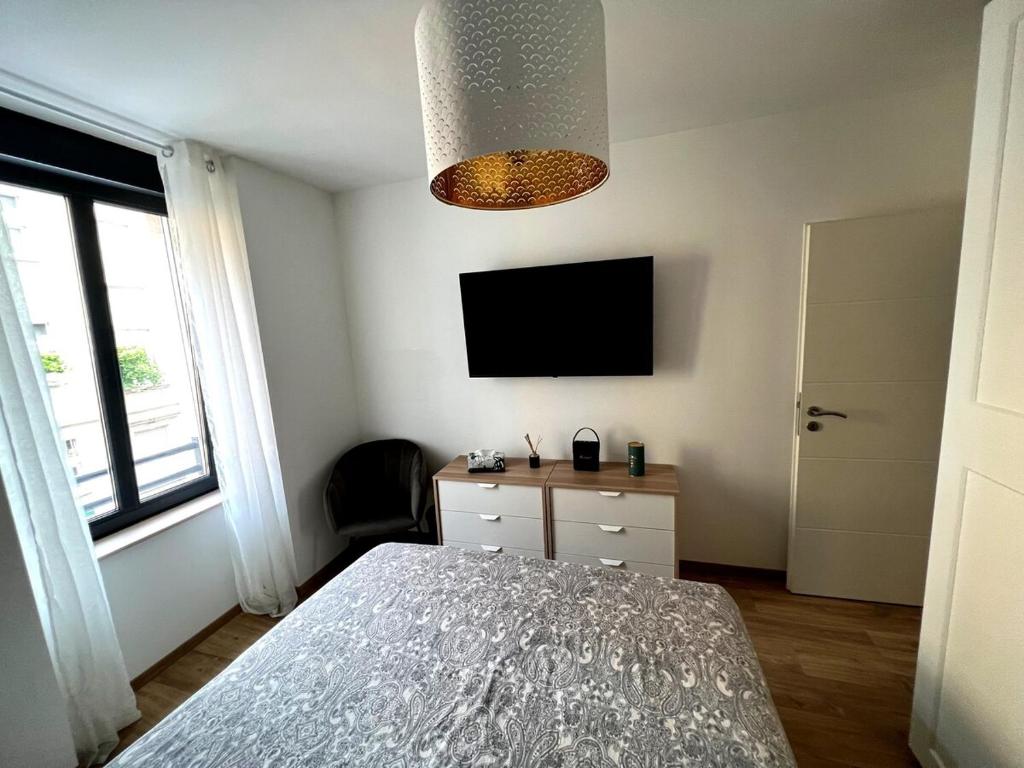Televízia a/alebo spoločenská miestnosť v ubytovaní Belle chambre cosy, proche centre-ville et gare