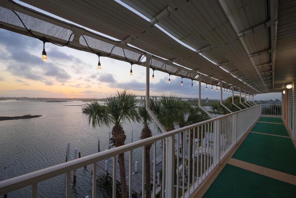 Daytona Beach Luxury Waterfront Retreat Penthouse, Port Orange (updated