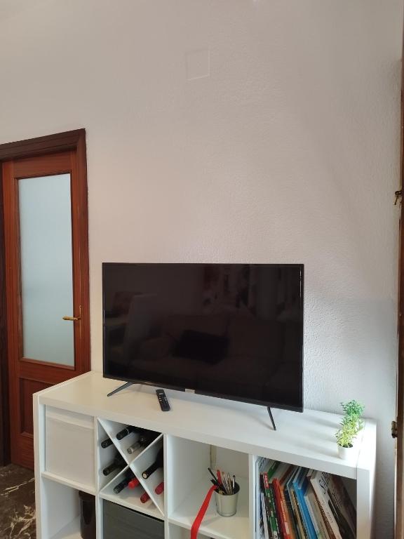 Televízia a/alebo spoločenská miestnosť v ubytovaní QH Gran Via 02