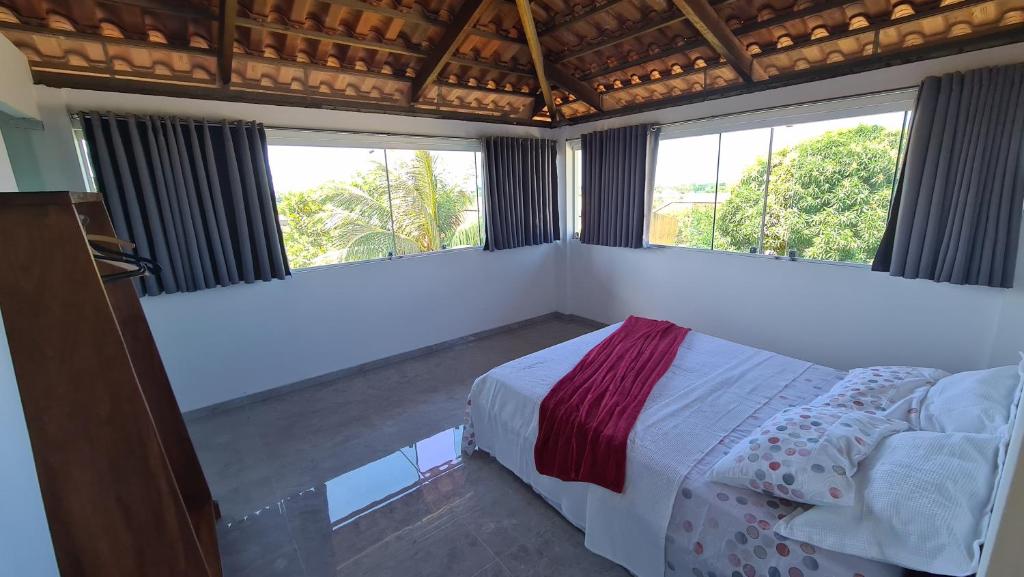 une chambre avec un lit et deux fenêtres dans l'établissement Tabatinga Relax Apartamento 2, à Conde