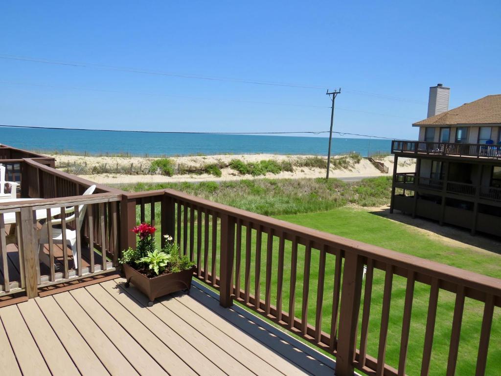una terraza con vistas al océano desde una casa en Escape OBX, en Kitty Hawk