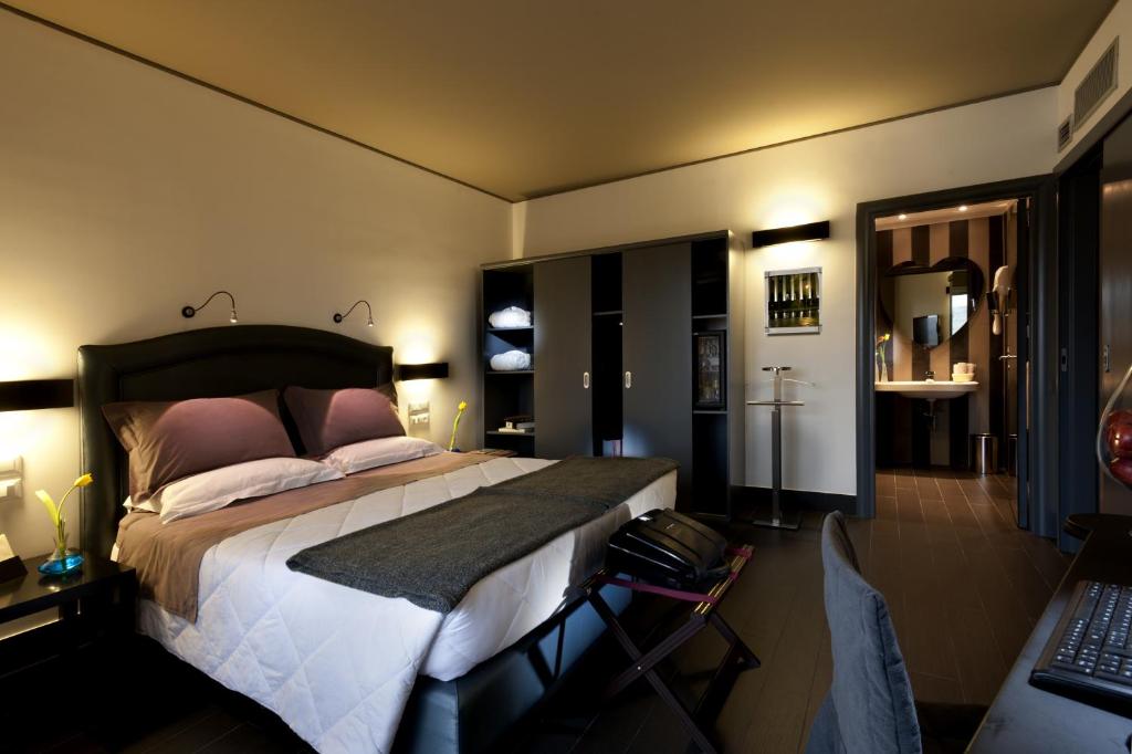 Llit o llits en una habitació de Astoria Palace Hotel