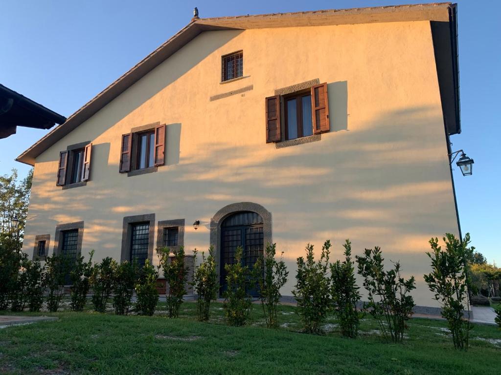 維泰博的住宿－L'Acero di STALL，一面有窗户的建筑