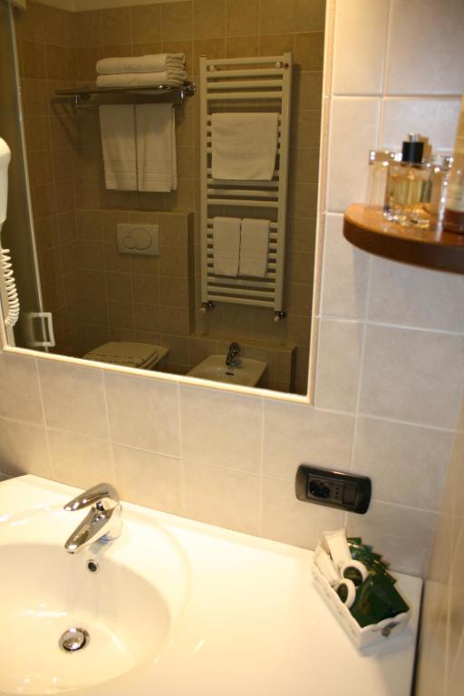Koupelna v ubytování Hotel Larice Bianco