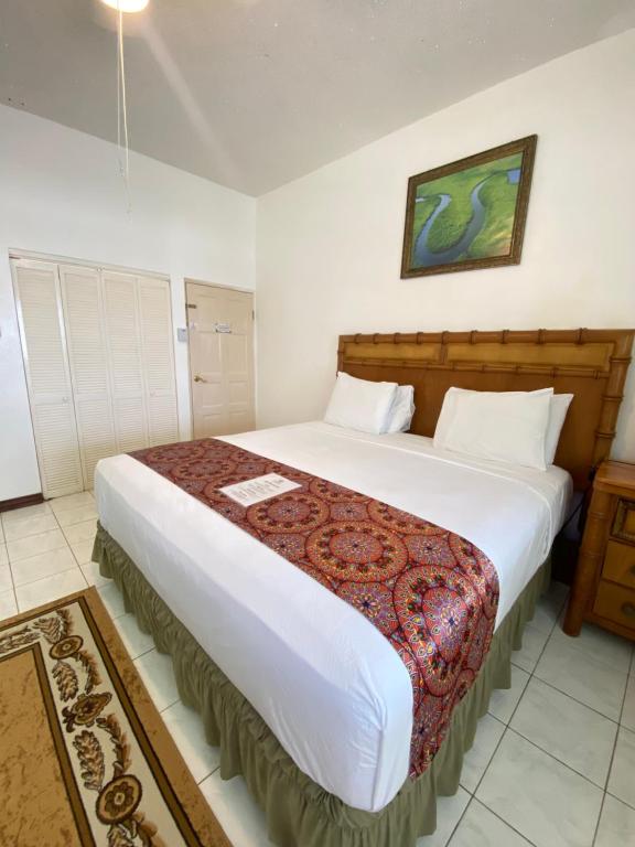 All Nations Guest House - King Room Met Uitzicht Op Het Zwembad
