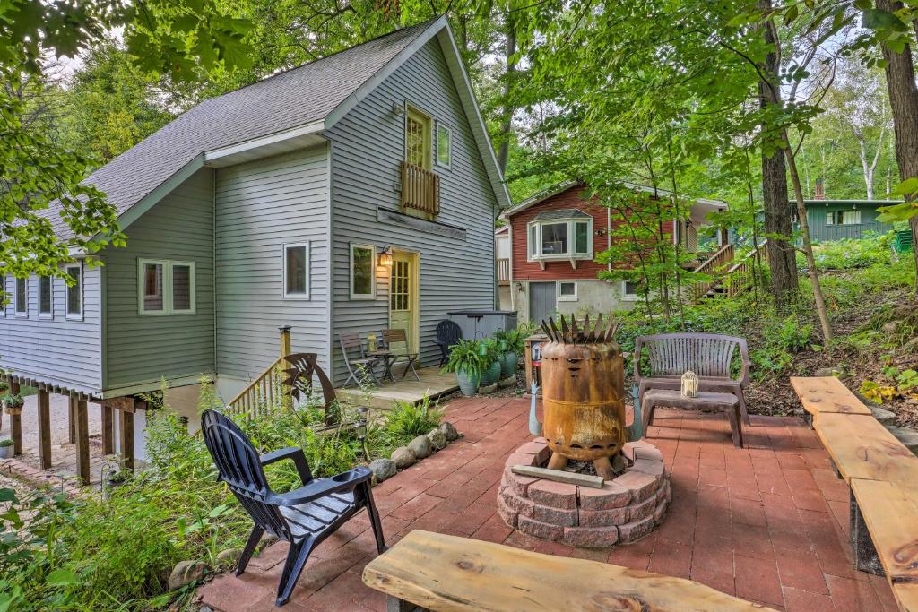 Casa con patio de ladrillo y casa en Quaint Plymouth Cabin - 1 Mi to Road America!, en Plymouth