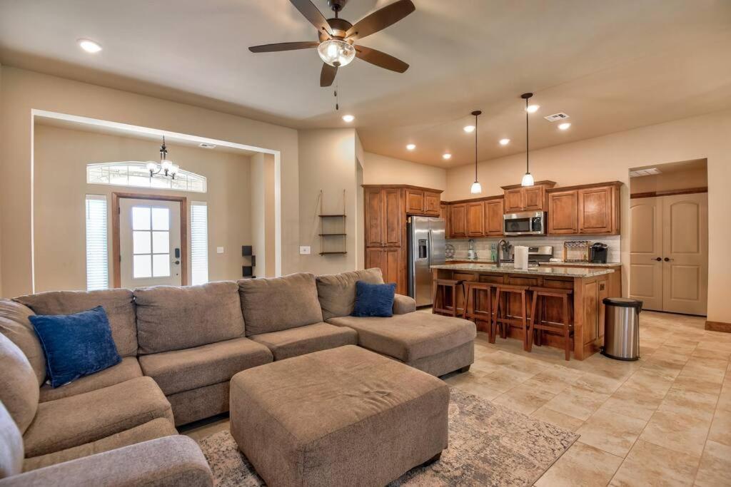 Spacious New Build 3bd/2bth Home near Route 66 - Housity