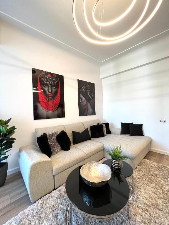 uma sala de estar com um sofá e uma mesa em Sky View - Luxury Apartament - Sanador Victoriei em Bucareste