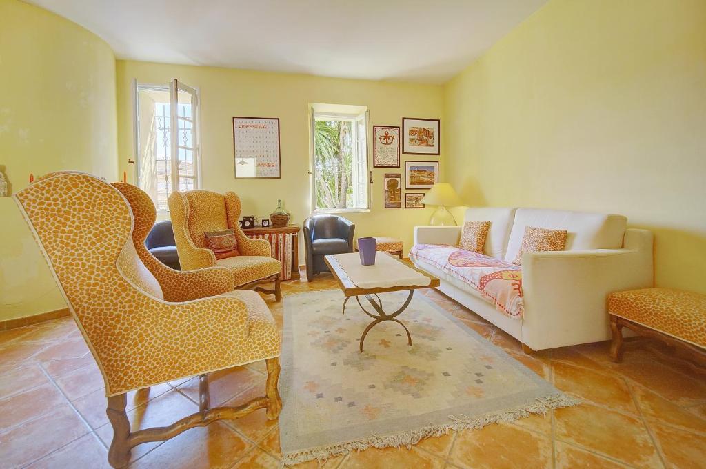 Photo de la galerie de l'établissement Townhouse in the heart of the suquet - 4 bedrooms, à Cannes