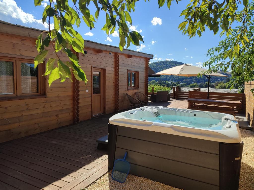 Fotografia z galérie ubytovania Le Chalet jacuzzi et Détente 4 Étoiles v destinácii Bagnères-de-Bigorre
