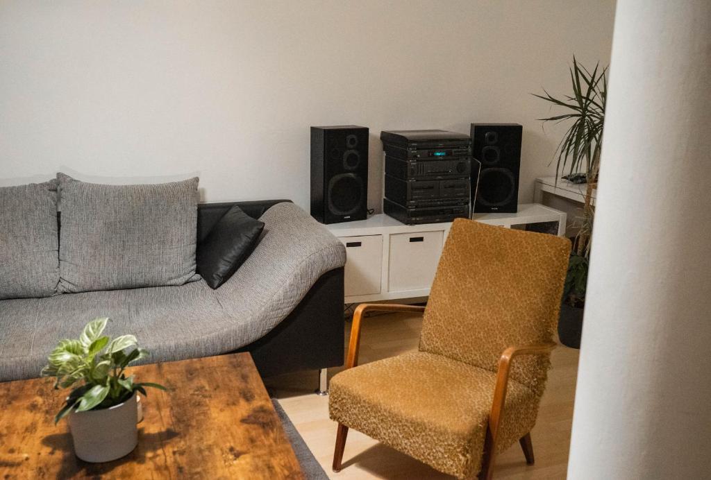 sala de estar con sofá y silla en Ruhiges Apartment mit großem Balkon und Stellplatz, en Leipzig