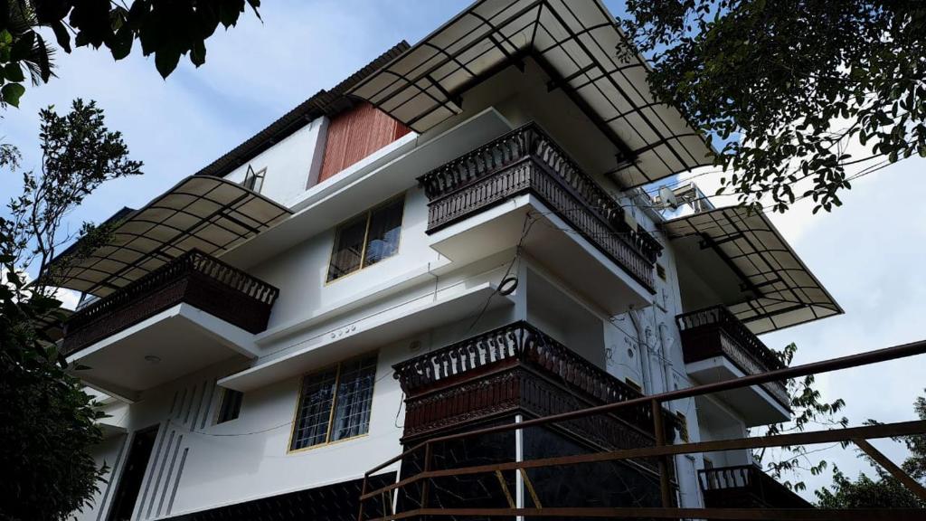 ein Gebäude mit Balkon auf der Seite in der Unterkunft 3R Residency Munnar in Munnar