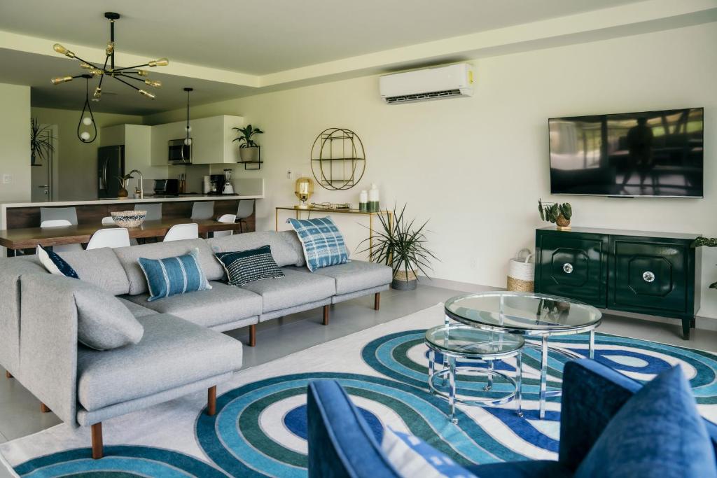 Modern Tropical Retreat