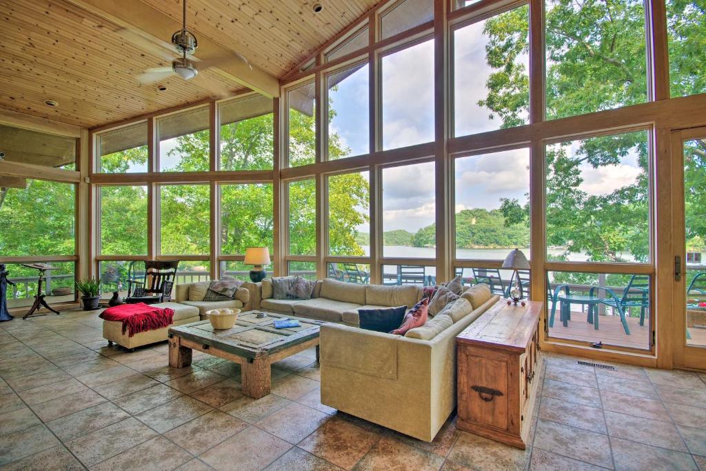 sala de estar con muebles y ventanas en House on Lake of the Ozarks with Dock and Pool Table!, en Laurie