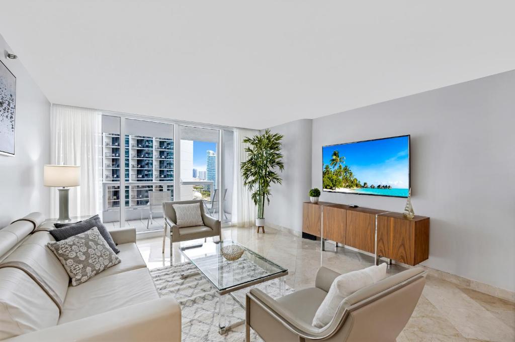 een woonkamer met een bank en een tv bij Biscayne Bay Blues in Miami
