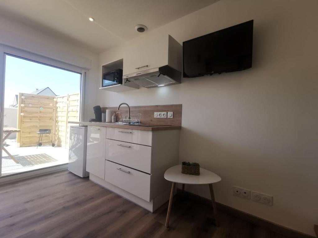 Kuchyň nebo kuchyňský kout v ubytování Les pommiers Duplex cosy tout confort dans maison neuve avec terrasse entrée indépendante parking 5 mn de Bayeux et 10 mn plage du débarquement
