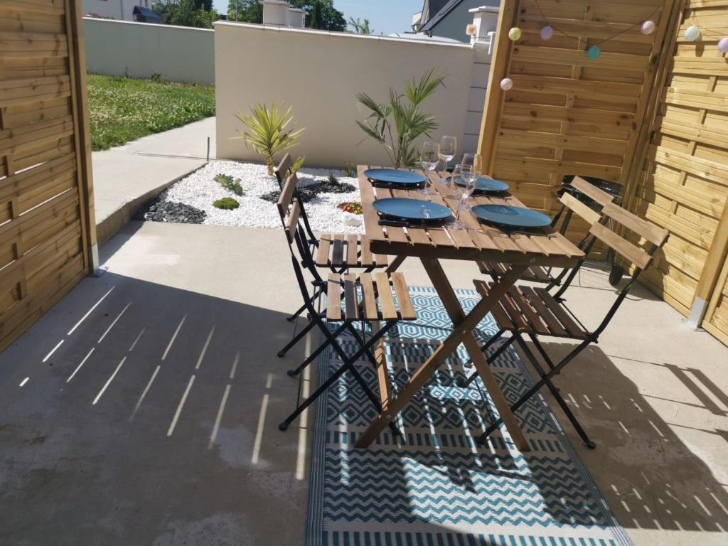 Balkón nebo terasa v ubytování Les pommiers Duplex cosy tout confort dans maison neuve avec terrasse entrée indépendante parking 5 mn de Bayeux et 10 mn plage du débarquement