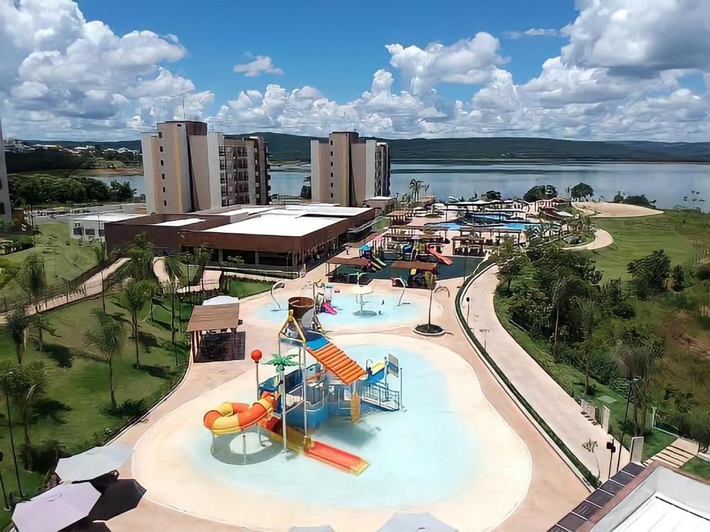 einen Luftblick auf einen Wasserpark mit einer Wasserrutsche in der Unterkunft Prive Praias do Lago Eco Resort in Caldas Novas